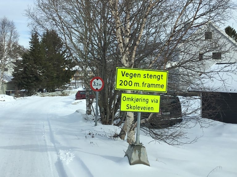 Omkjøring: Det er skiltet omkjøring via Skoleveien i krysset mellom Tunneset og Nerbotnveien.