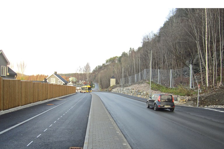 Bildet av sykkelveg med fortau langs rv. 36 Herøyavegen