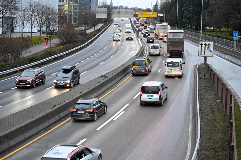 Bildet viser trafikk på E6 ved Helsfyr i Oslo.
