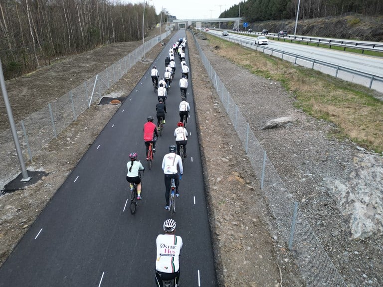 Bildet viser en lang rekke med syklister, som har møtt opp for å sykle et sykkelritt til inntekt for barnekreftavdelingen på Stavanger universitetssykehus. 