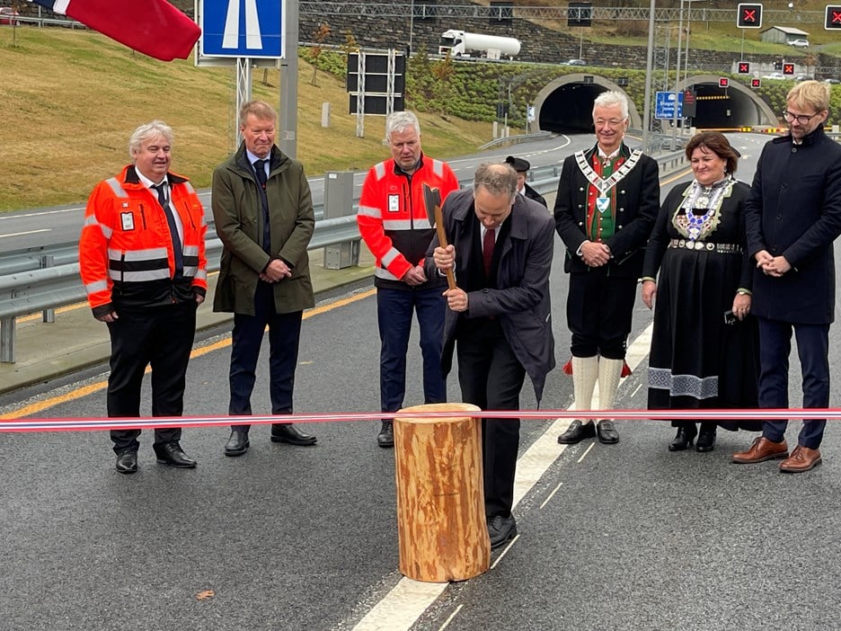 Samferdselsminister Jon-Ivar Nygård åpner veien - bilde