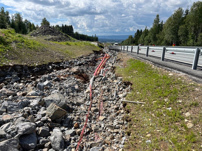 Store skader ved på riksveg 4, her ved Amundrud på Jaren. Foto: Erik Larsstuen, Statens vegvesen