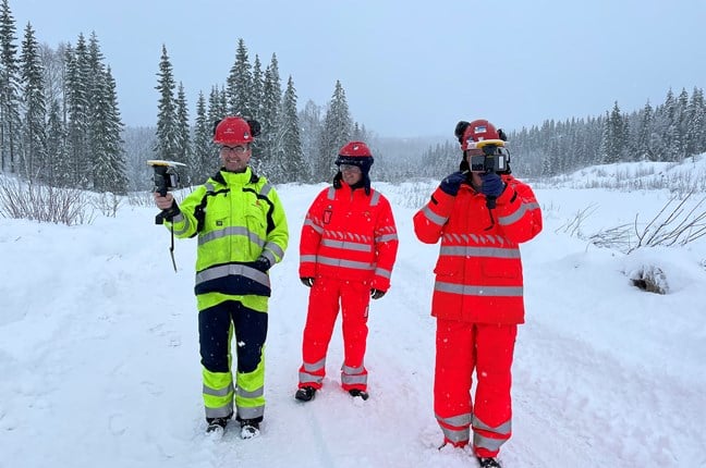 Bildet viser tre representanter fra Statens vegvesen, som tester ut et digitalt verktøy som kalles Sitevision