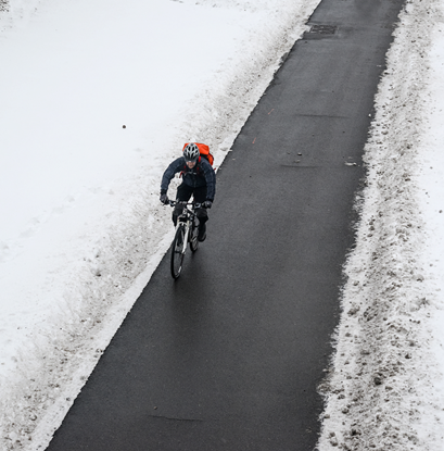 Figur 9a er et foto av en syklist på bar veibane på vinteren.