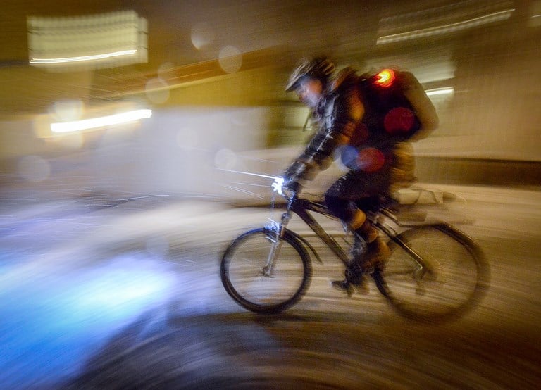 Syklist i vintermørket 