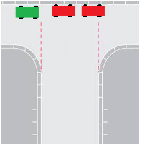 Ein grøn bil som er lovleg parkert utanfor T-krysset, og to raude biler som er ulovleg parkerte i T-krysset.