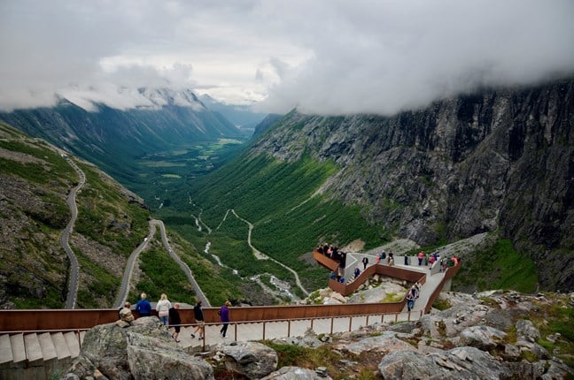 Bilde av den store utsiktsplattformen ved Trollstigen, Nasjonal turistveg Geiranger-Trollstigen. Foto: Jarle Wæhler