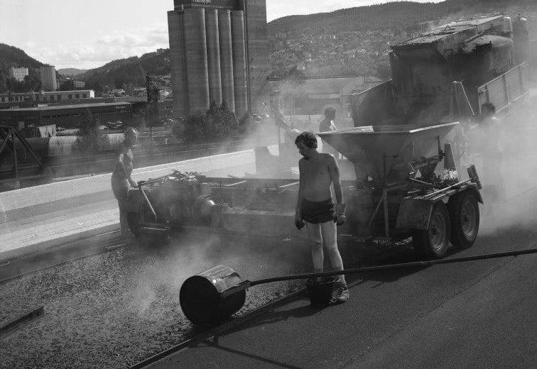 asfaltering av ny motorvegbrua i Drammen 1975