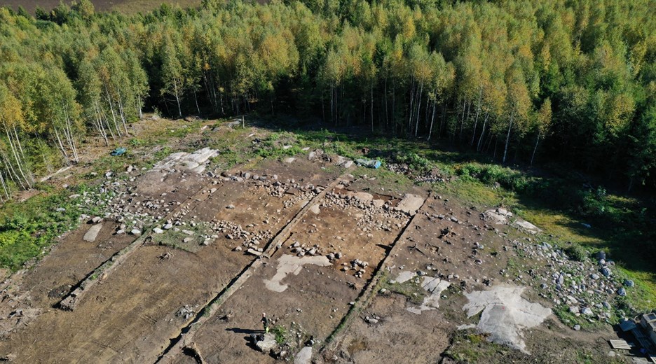 Dronebildet viser hustuftene på Oppsal i Nordre Follo. Hustuftene er foreløpig datert til perioden yngre romertid-folkevandringstid (ca 300 - 550 e.Kr.)