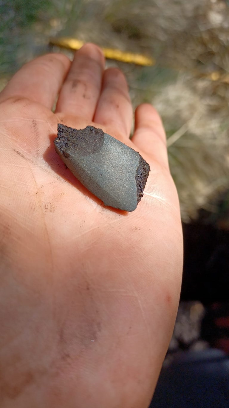 Fragment av bergartsøks frå yngre steinalder funne i kulturlagsavsetningar ved Gjøvåg. 