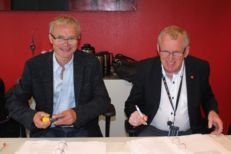 Knut Harstad, daglig leder i Hæhre, og regionvegsjef Torbjørn Naimak, signerte onsdag den 24. juni kontrakten for E6 Helgeland nord.