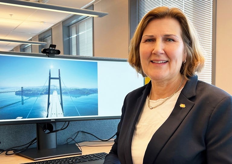 Bilde av vegdirektør Ingrid Dahl Hovland på hennes kontor på Brynseng i Oslo. Vegdirektøren inngikk rekordkontrakten på vegne av Statens vegvesen. Kontraktsigneringen fant sted digitalt. 