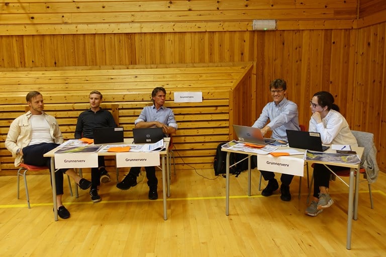 Bildet viser to bord hvor det sitter fem grunnerververe, som var klare til å svare på spørsmål fra de fremmøtte. Foto: Ingvild Eikeland