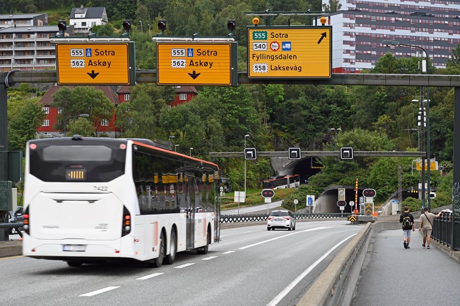 Foto av Damsgårdtunnelen fra øst, med buss i forgrunnen.