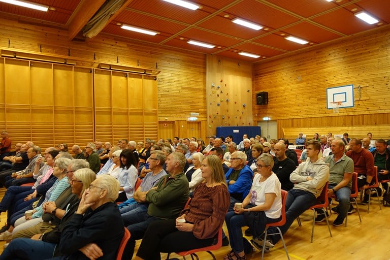 Bildet viser en fullsatt gymsal på Stanghelle Skule, hvor et hundretalls innbyggere hadde møtt opp for å få med seg folkemøtet til Statens vegvesen. Foto: Ingvild Eikeland