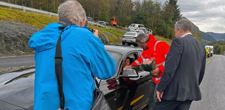 Bjørn Laksforsmo ga ein blome til første bilist på strekninga E134 Espelandssvingane.