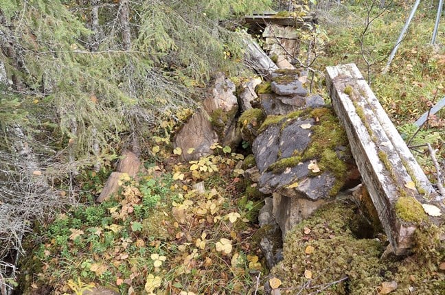 Rester fra gruvedrift i Svenningåsen. Foto: Statens vegvesen.
