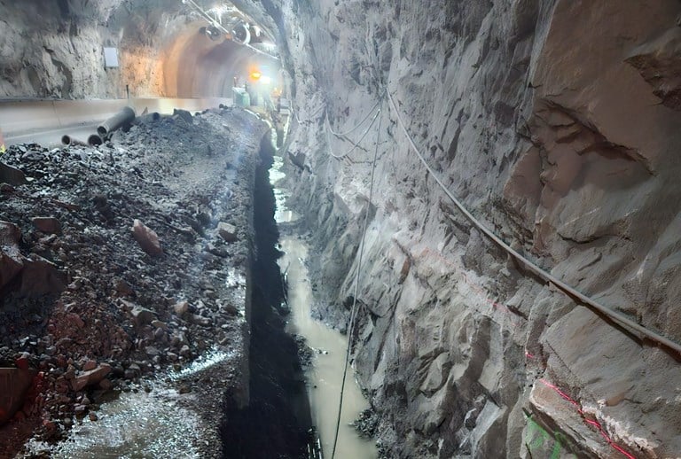 Gravearbeid og sprenging i tunnel, ein stor grøft er gravd opp.