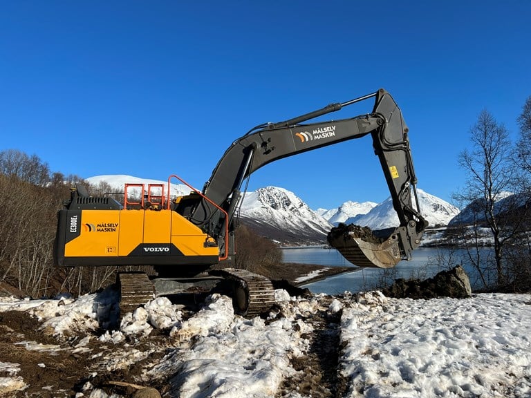 En gravemaskin tar et gravetak, for å markere starten på byggingen av ny E8 i Ramfjord
