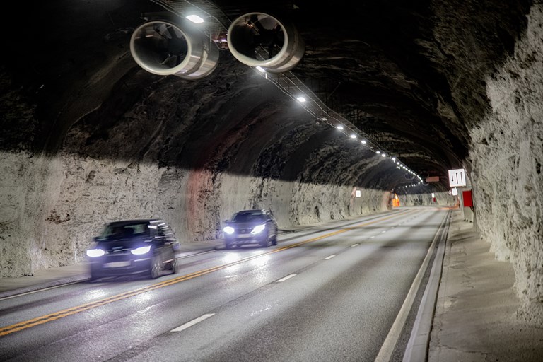 Trafikk i Mastrafjordtunnelen. Illustrasjonsfoto: Bård Asle Nordbø, Statens vegvesen
