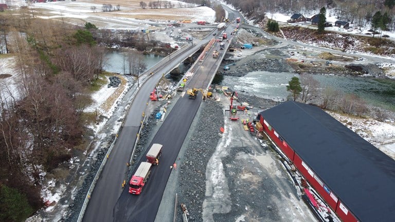 Bildet viser asfaltering og siste klargjøring av dekket på den nye Elverhøy bru, før trafikkpåsetting 21. desember 2023