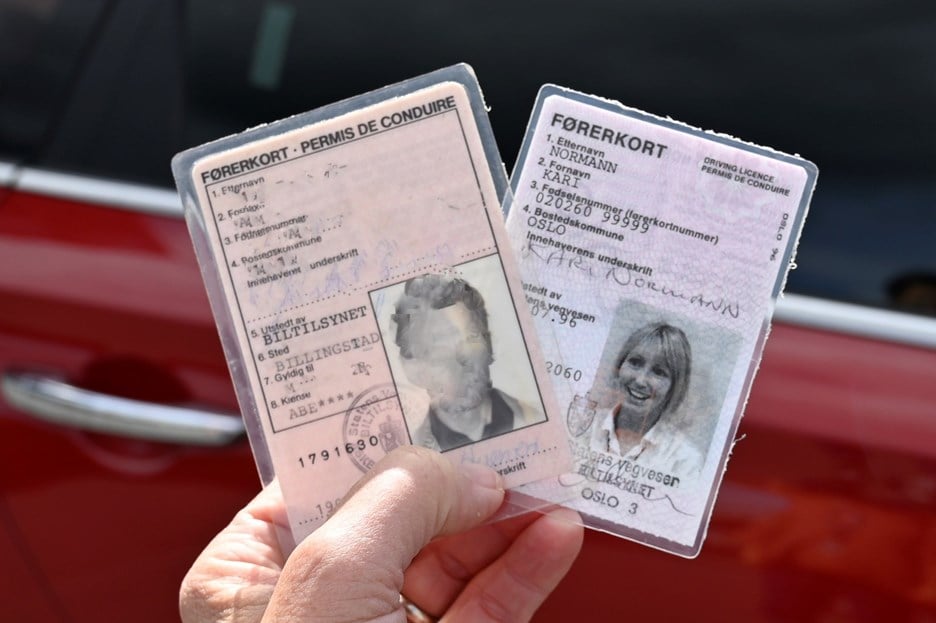 Bilde av førerkort som er større enn bankkort, som må fornyes før 1. januar 2023