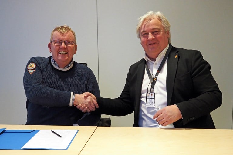 Divisjonsdirektør Kjell Inge Davik i Statens vegvesen (t.h.) og leiar Per Jonsson for NCC sine infrastrukturprosjekt i Norge signerte avtalen.