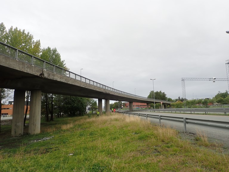 Bilde fra siden av E6 Sluppen Viadukt. Foto: Statens vegvesen.