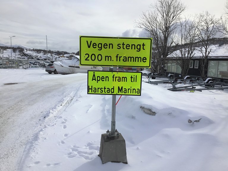 Stengt veg: I skoleveien er det skiltet at veien er stengt lengre frem. Men adkomsten til  Harstad Marina og andre husnummer i det området er åpen.