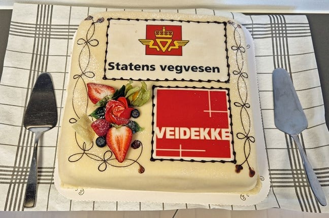 Bilde av kake med Statens vegvesens og Veidekkes logo.