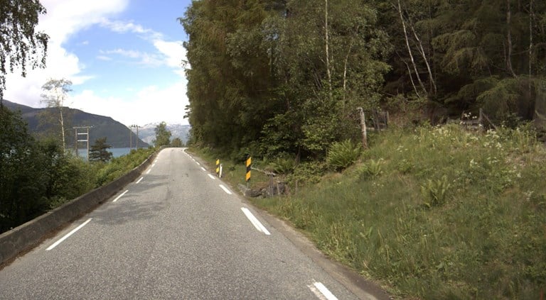 Døme på vegparti mellom Kinsarvik og Kyrkjenes på riksveg 13