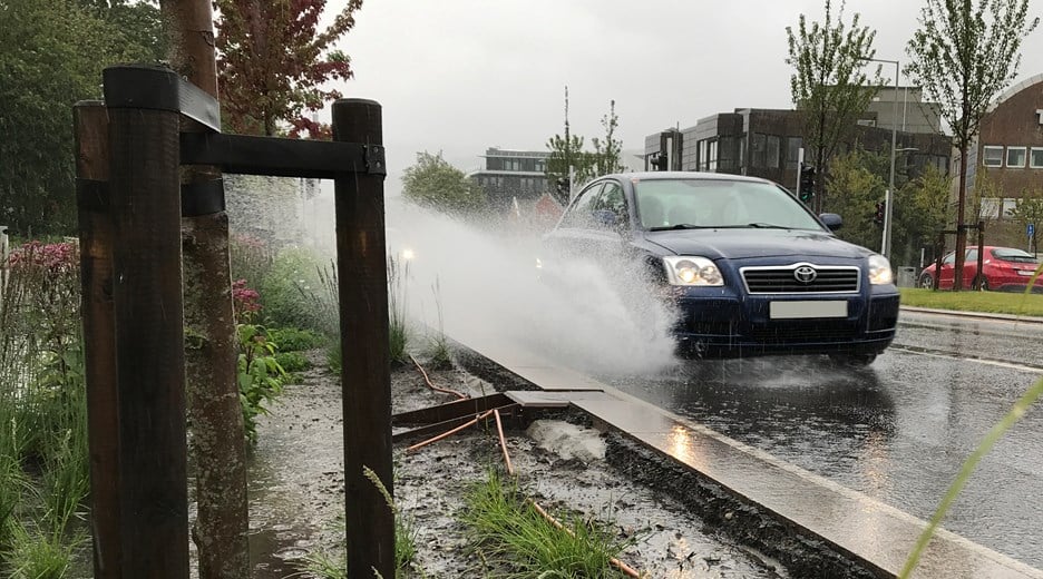 regnbedene får mye regnvann sprutet fra biler - bilde