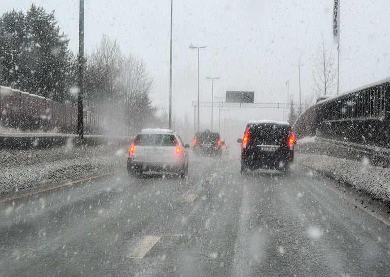 Bilde av biltrafikk i snø.