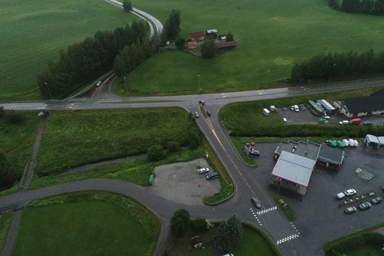 Dronefoto av Veenskrysset i Løten