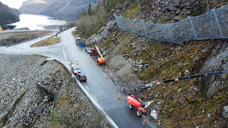 Bilete frå den no avslutta skredsikringa på rv. 13 Lovraeidet i Suldal i Ryfylke. Foto: Statens vegvesen