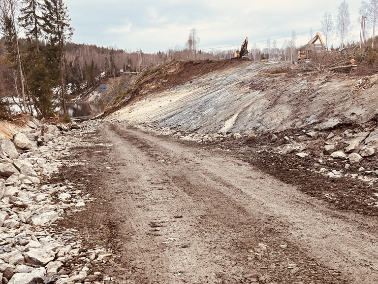 Bilde av anleggsveien og erosjonssikringa som pågår i skråninga.