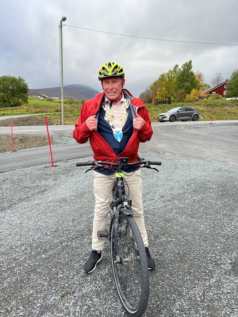 Bilde av ordfører i Oppdal, Geir Arild Espnes, som kom syklende til åpningsmarkeringen.