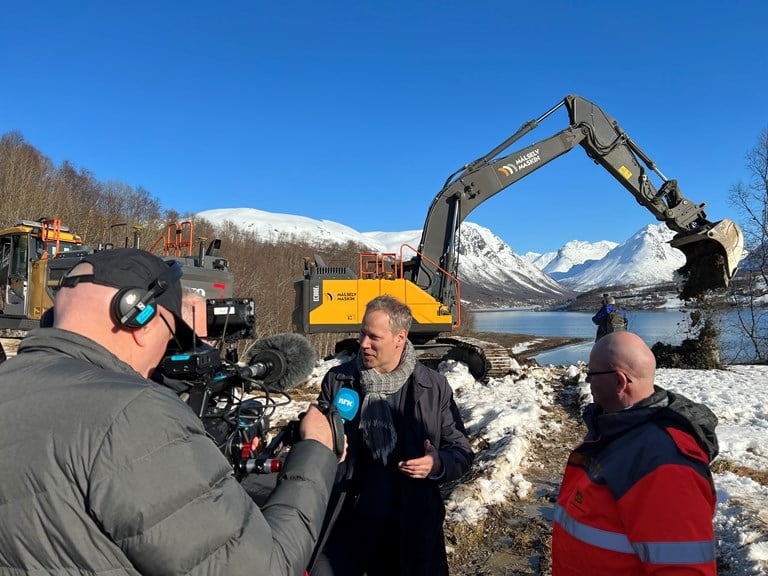 Bildet viser samferdselsminister Jon-Ivar Nygård som snakker til lokalmedia i forbindelse med første spadetak på E8 Sørbotn-Laukslett