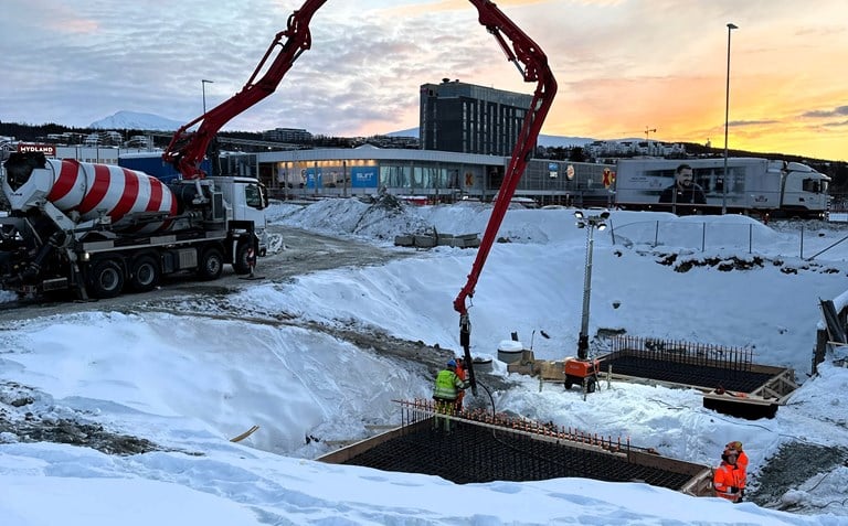 Peab Anlegg AS er i gang med å støypa fundamentet til bussbrua som skal gå frå kollektivterminalen til rundkøyringa i Giæverbukta. Foto: Statens vegvesen.