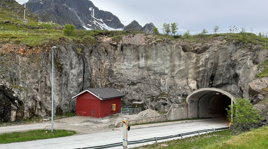 Bildet viser den østlige tunnelåpningen på Nappstraumtunnelen på E10 i Lofoten.  