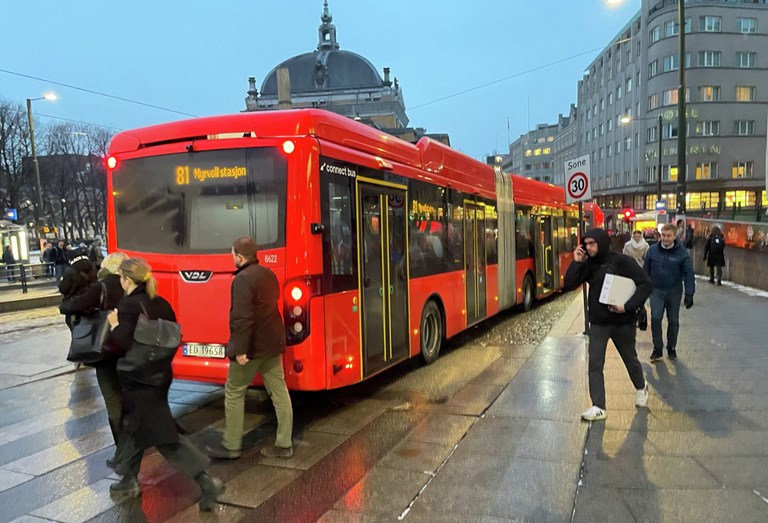 El-buss og personer i bymiljø. 
Foto: Bård Asle Nordbø, Statens vegvesen