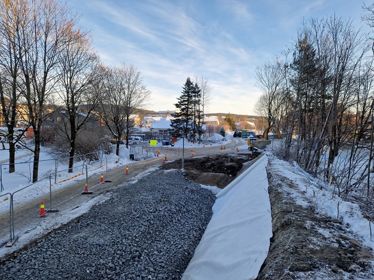 Bygging av ny sykkelvei med fortau ved Bjerkekrysset langs riksveg 4 Trondheimsveien, skal gi gående og syklende en tryggere hverdag. Byggearbeidene pågår fram til sommeren 2024