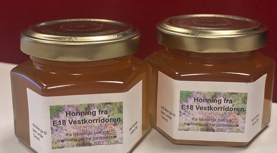 25 kilo egenprodusert Vestkorridoren-honning er resultatet av bienes iherdige innsats på prosjektets mellomlager for jordmasser - bilde