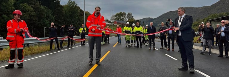 Divisjonsdirektør Bjørn Laksforsmo klippar snora, og vegstrekninga E134 Espelandssvingane er offisielt opna. 