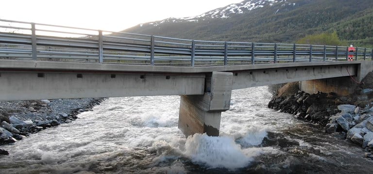 Badderen bru på E6 i Nord-Troms har fått seg en alvorlig knekk.