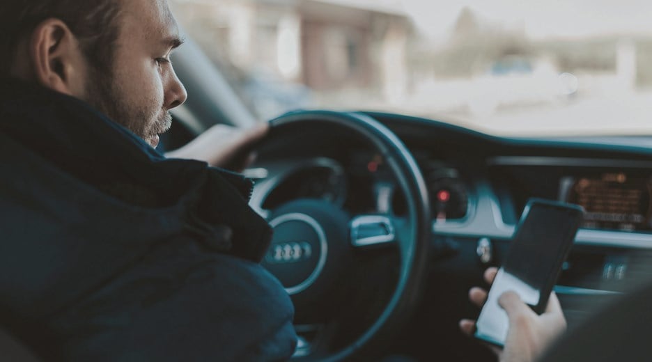 Gjør – før – kjør: Gjør deg ferdig med alt som kan ta oppmerksomheten din under kjøring før du begynner å kjøre. (Foto: Statens vegvesen)