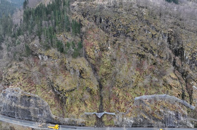 Her gjekk steinspranget ved E16 Langhelle i Vaksdal aust for Bergen måndag. Foto: Njål Farestveit, Statens vegvesen