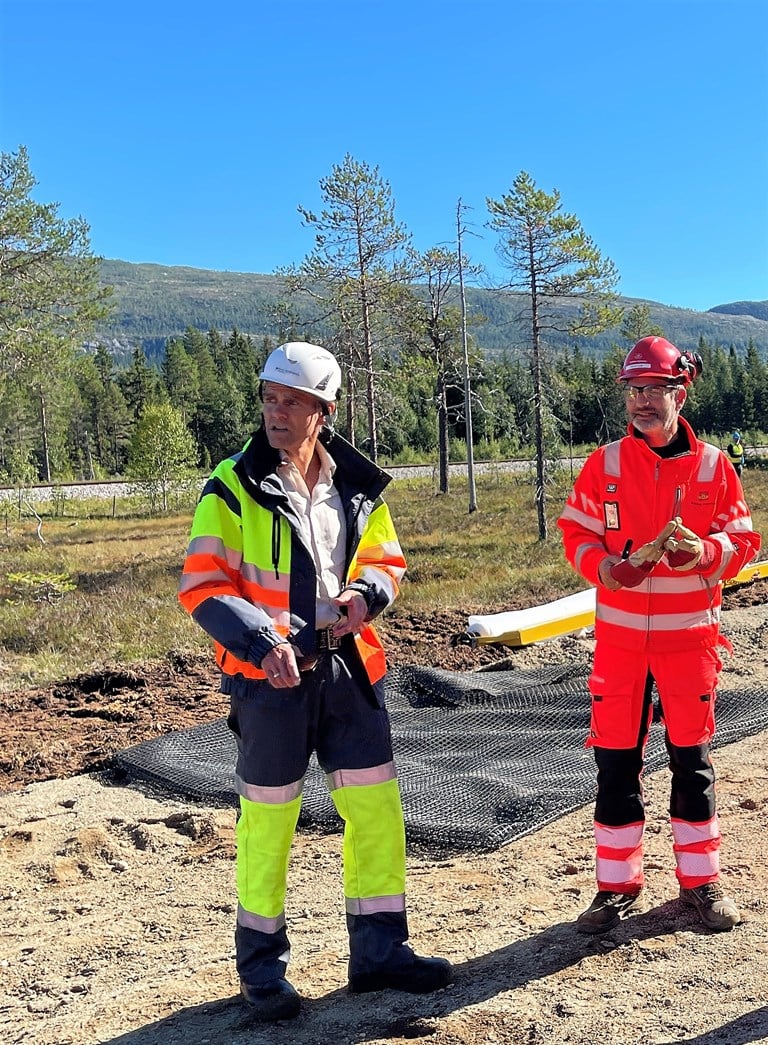 Bildet viser  prosjekteringsleder i LNS AS, Hans-Petter Hansen og prosjektleder Steinar Livik som inspiserer arbeidene på Kringelmomyra