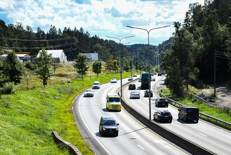 Bildet viser trafikk på E6 ved Abildsø i Oslo.