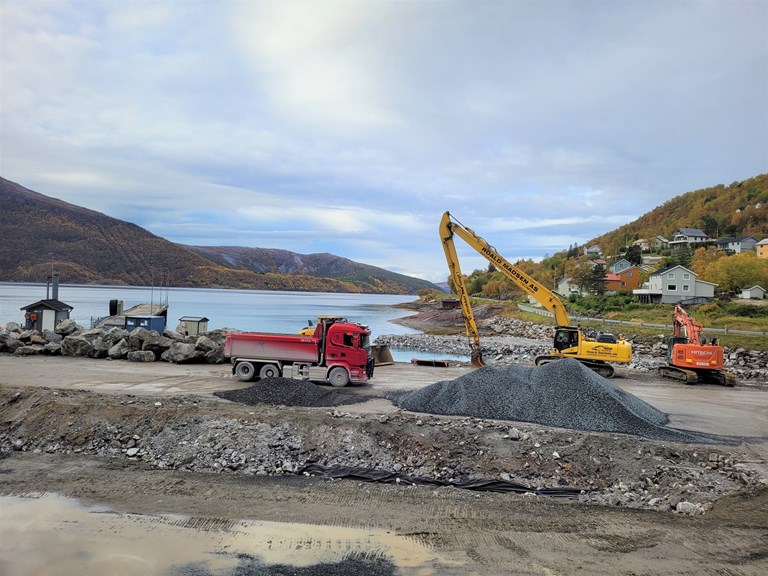 Bildet viser byggearbeid på ferjeleiet i Kjøpsvik